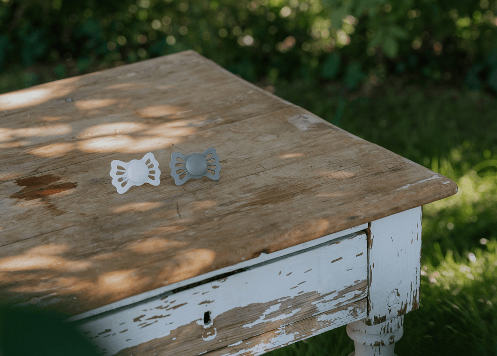 فريغ - لهاية لاكي سيليكون متماثلة - 0-6 أشهر - الحجم 1 - بروتوبيلو وكريمي - عدد 2