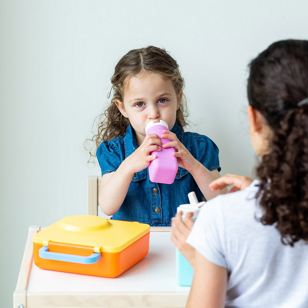 أومي بوكس - زمزمية مياه ناعمة من السيليكون من أومي لايف أومي بوتل - وردي - 255 مل