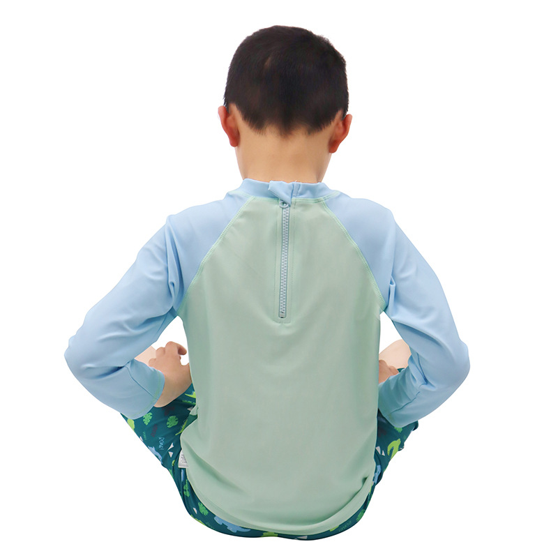 شوغر راش - طقم تي شيرت سباحة بطبعة ديناصور مع شورت وقبعة للأولاد - أزرق - عدد 3