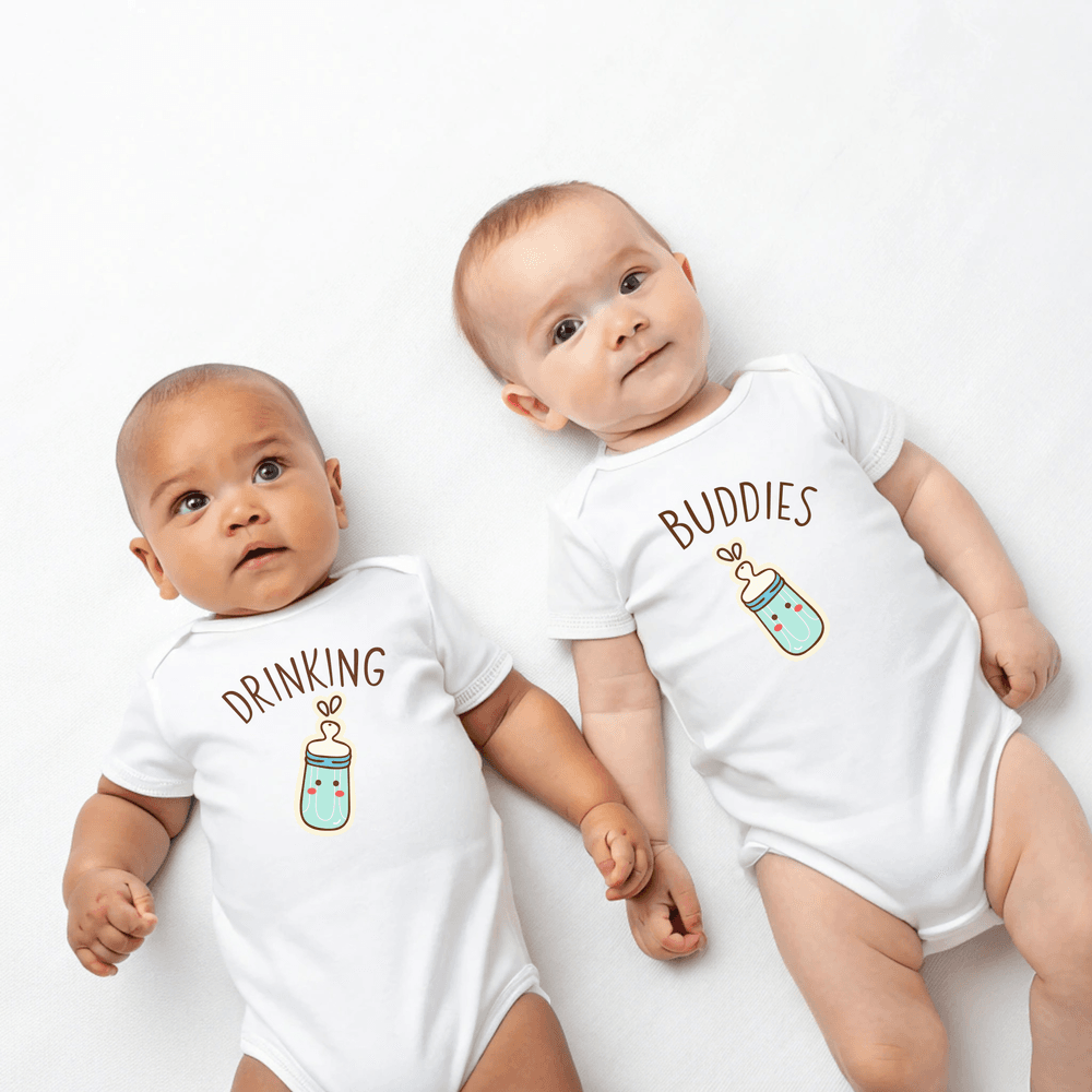 ملابس عائلية متناسقة - رومبر أطفال "أصدقاء الشرب" - قطعتان - أبيض