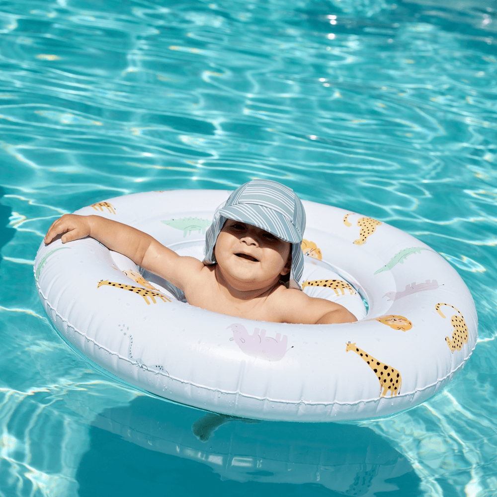 سويم اسنشيالز - قبعة سباحة للأطفال بخطوط المنتجع - أخضر