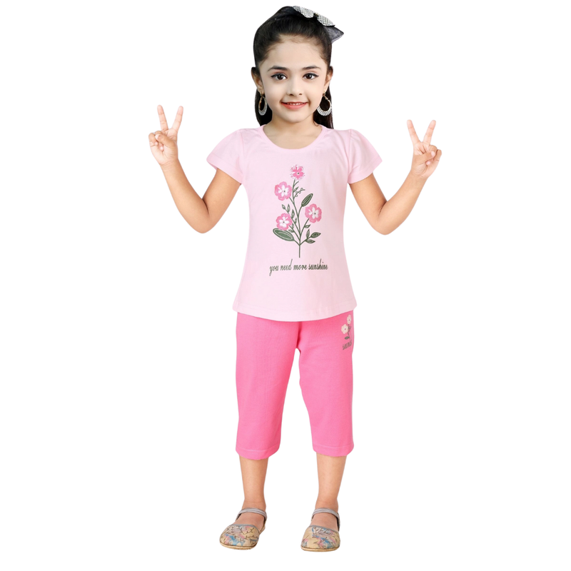 جينيوس - طقم قطعتين - تي شيرت قطني برقبة دائرية وبنطال برمودا للبنات - وردي