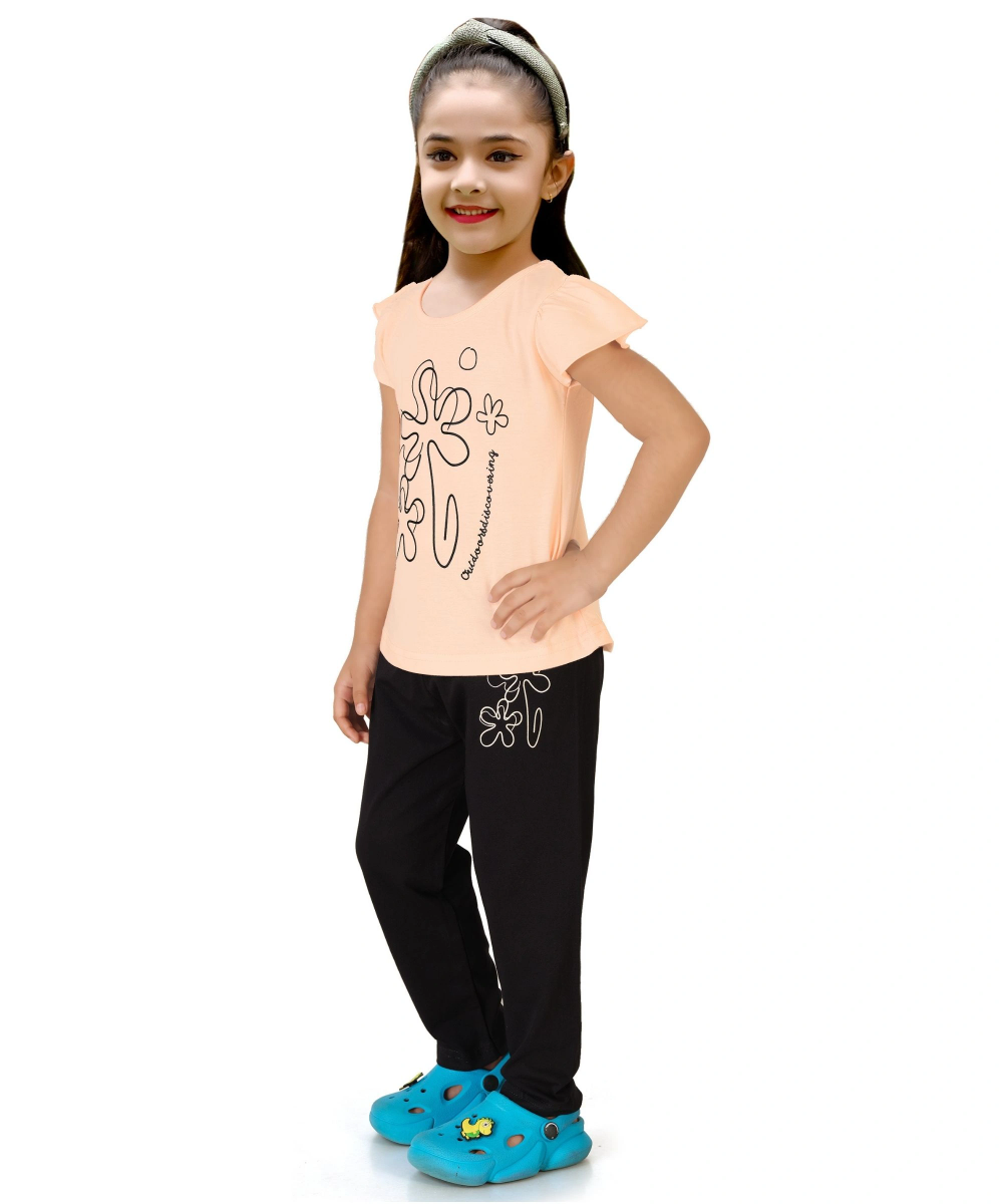 جينيوس - طقم قطعتين - تيشيرت بأكمام قصيرة وبنطال للبنات - خوخي فاتح وأسود